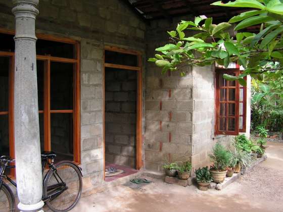 Augustus 2006 Trots staat Fayas zijn fiets (van mei 2005) voor het huis en zijn er aan de rechterkant 3 nieuwe kamers bij gebouwd.